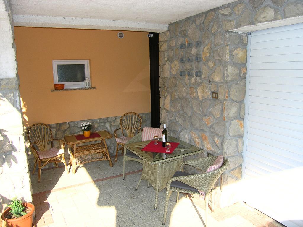 Apartamento Apartman Ruza Krk Town Exterior foto